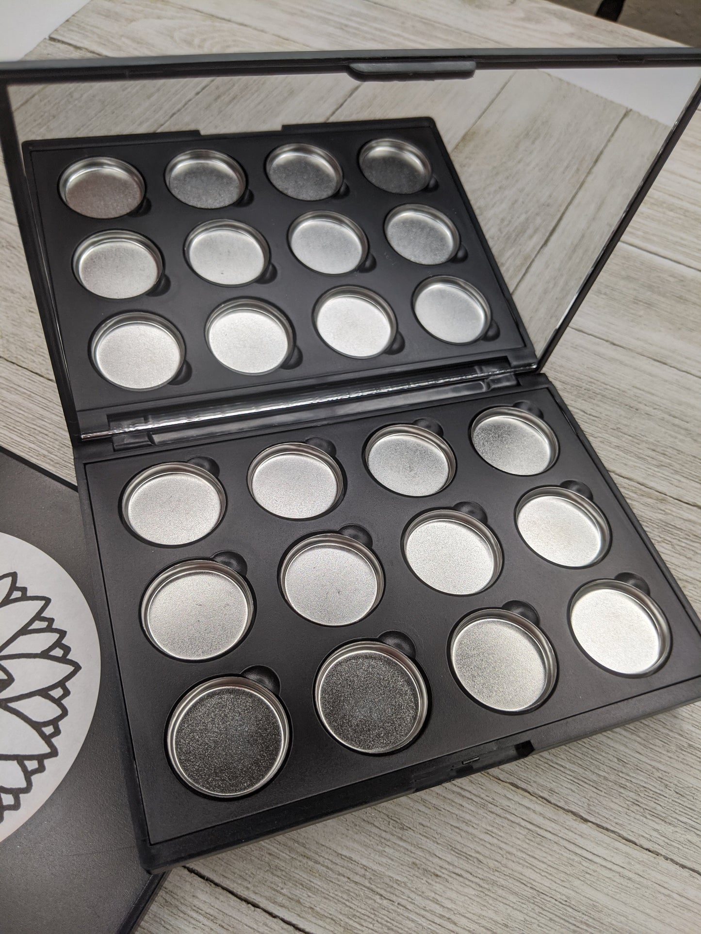 12 Pan Magnetic Eyeshadow Palette