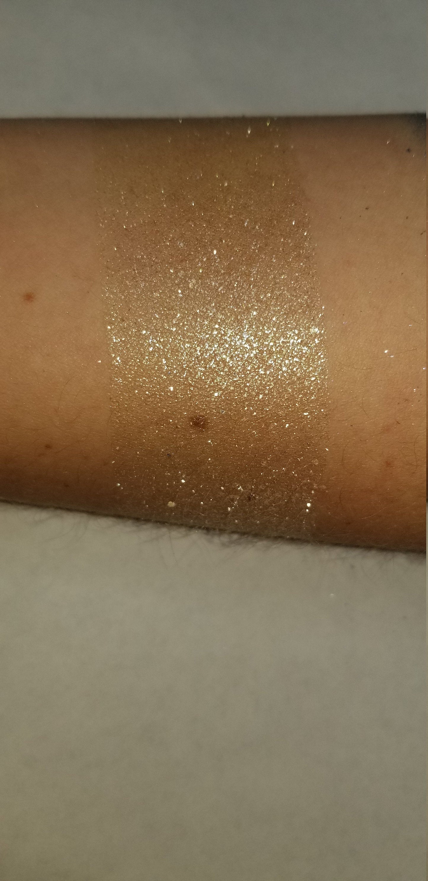 Gorgon -  Highlighter Eyeshadow Green Gold Sparkle